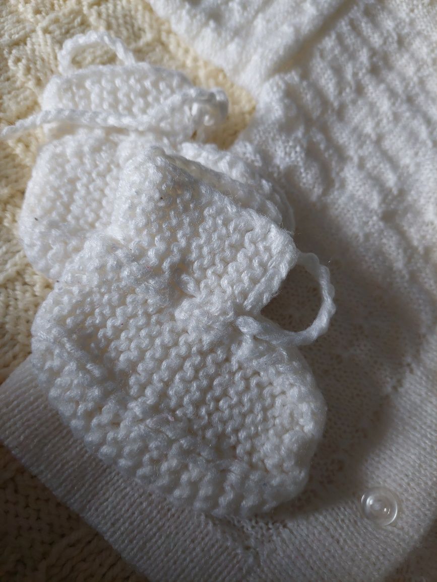 Zestaw Sweterek oraz buciki wykonane na drutach