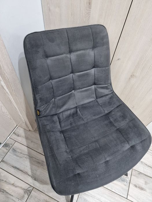 Krzesła szare i czarne  x4 tapicerowane do jadalni, kuchni, salonu