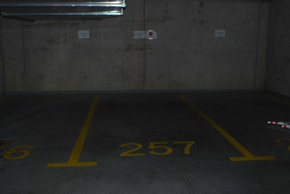 Miejsce parkingowe w garażu podziemnym lub boks. Wilanów.