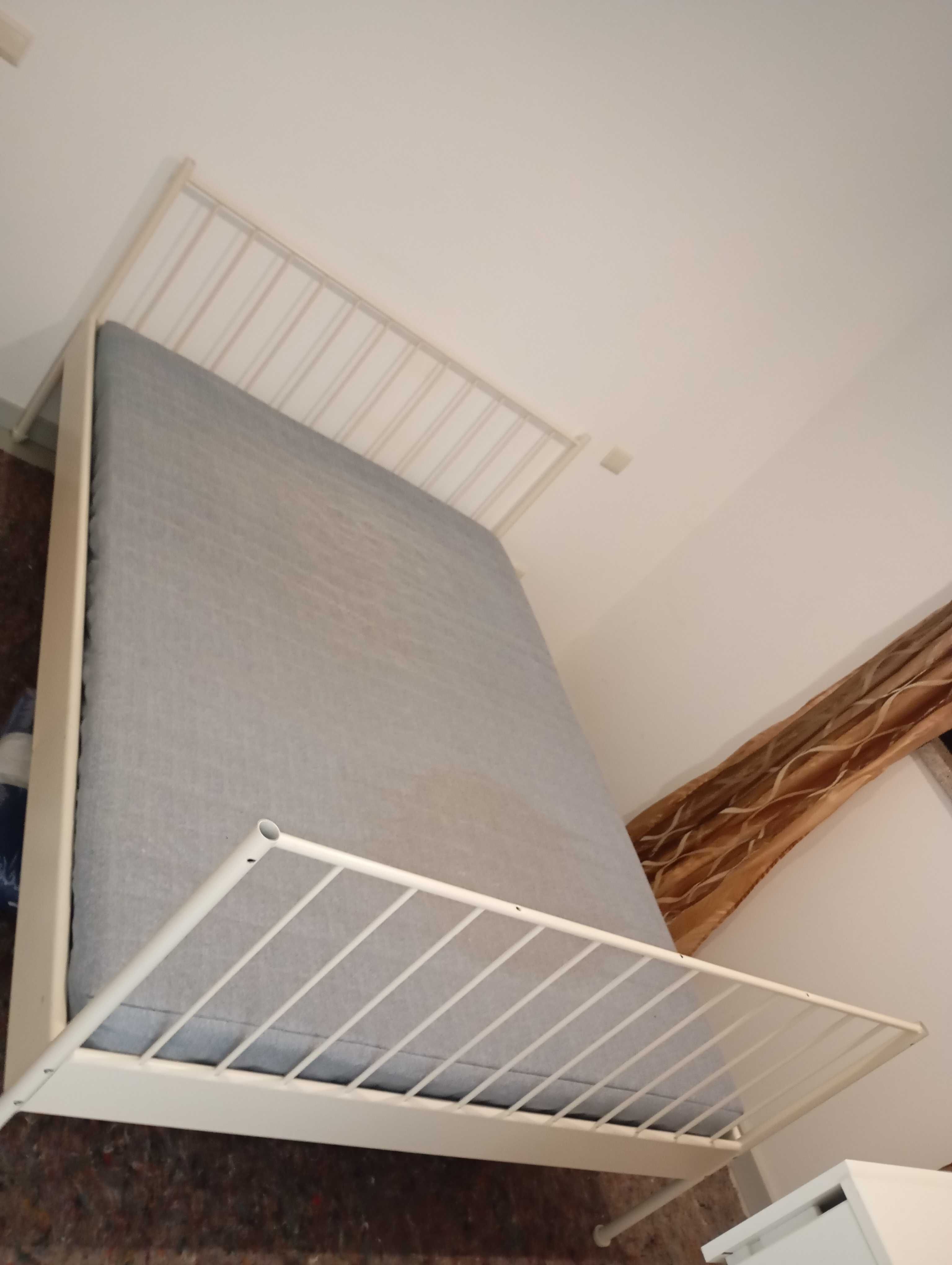 Cama com colchão e estrado