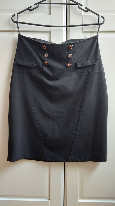 Czarna spódnica do biura z guzikami
