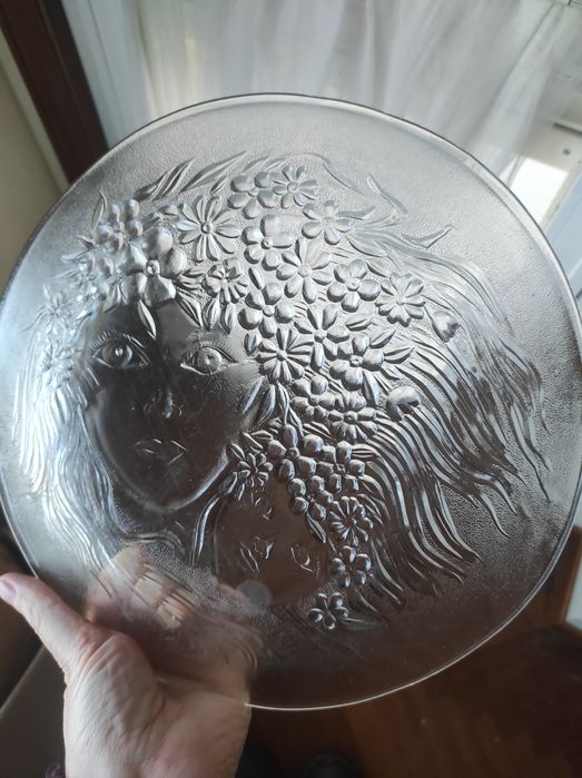 Prato da mãe relevo no exterior do prato