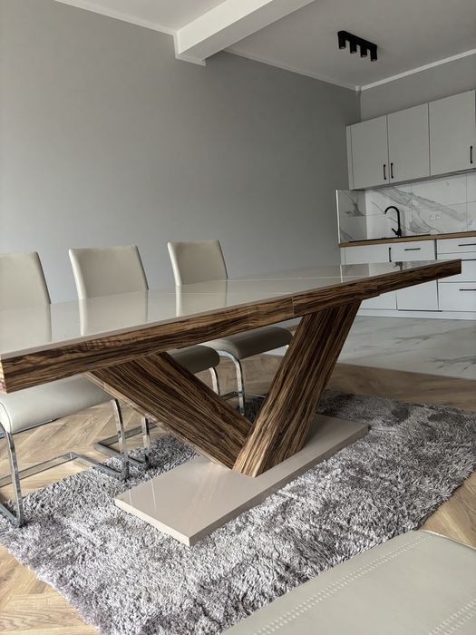 Stół drewniany kolor cappuccino wysoki połysk z 6 krzesłami