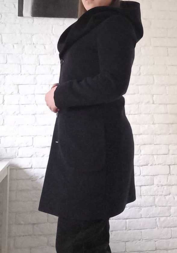 Жіноче пальто чорне з каптуром