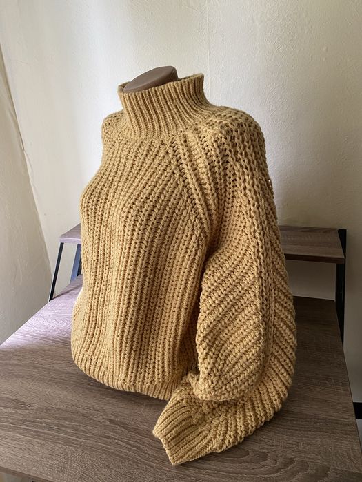 Свитер Н&М, горчичного цвета, размер L, крупная вязка. Светр