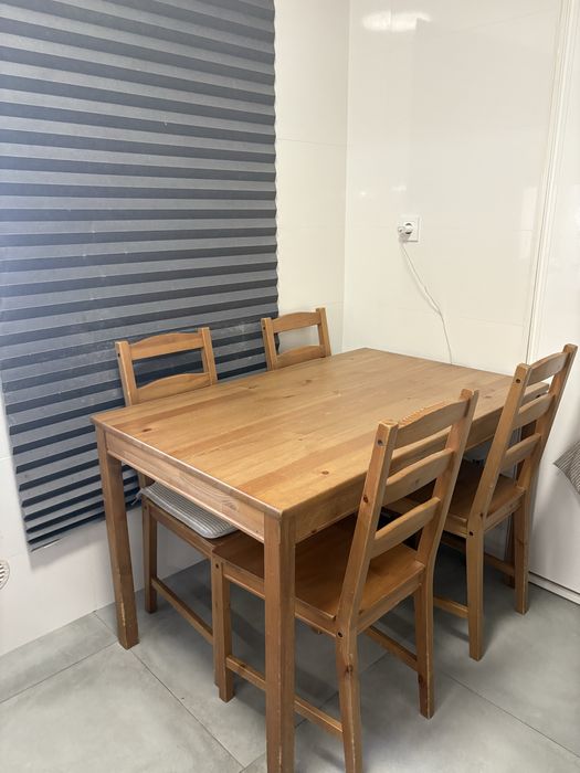 Mesa de cozinha em madeira