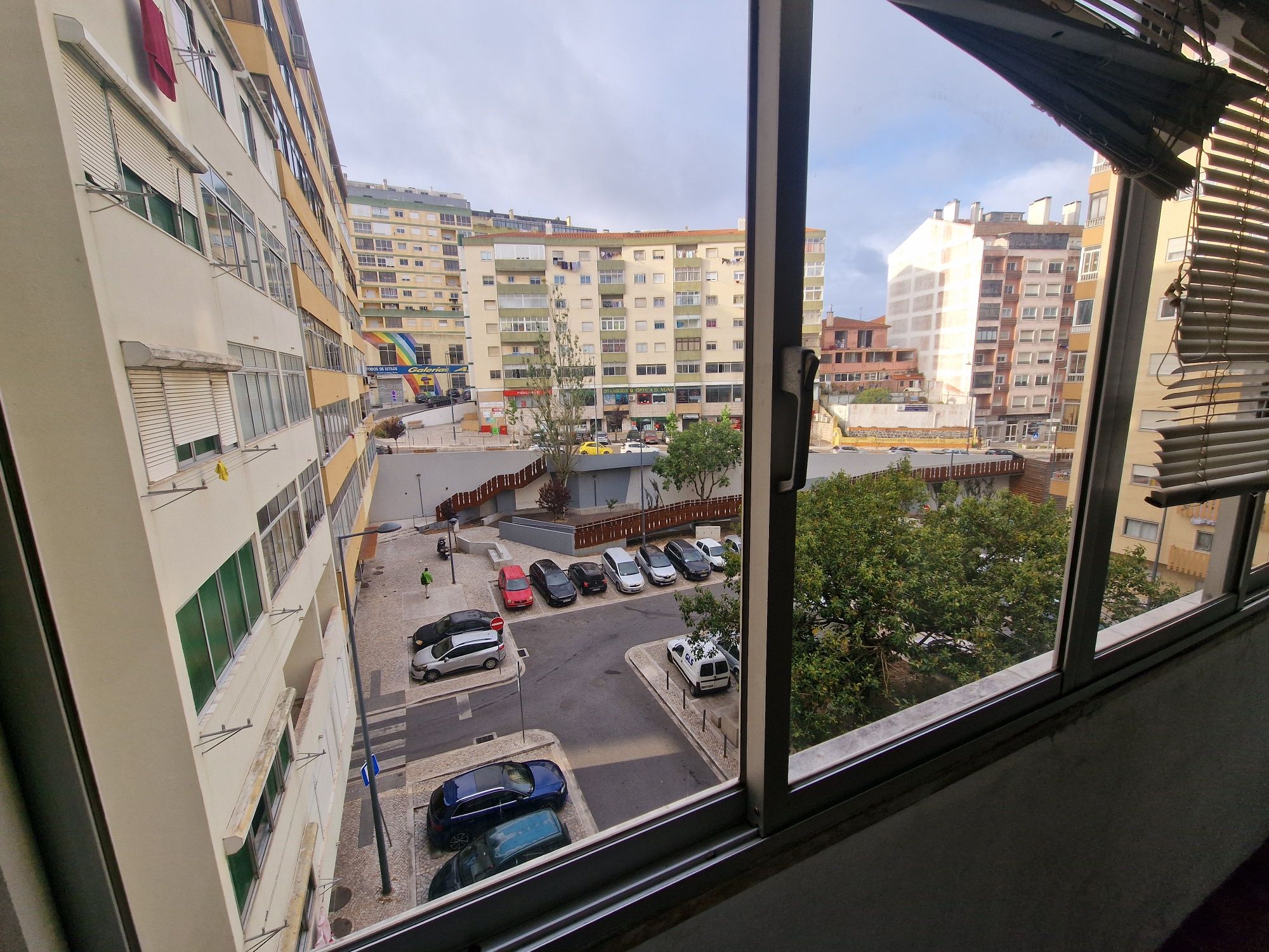 Quarto A 2 Minutos da estação  do Cacém 
En