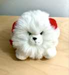 Peluche branquinho com auscultadores vermelhos