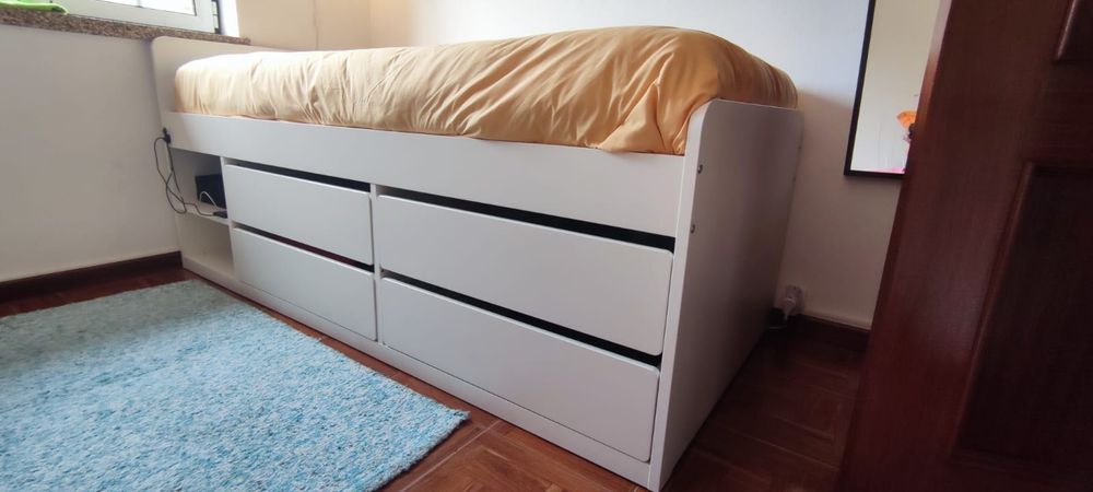Cama branca c/ colchão incluído