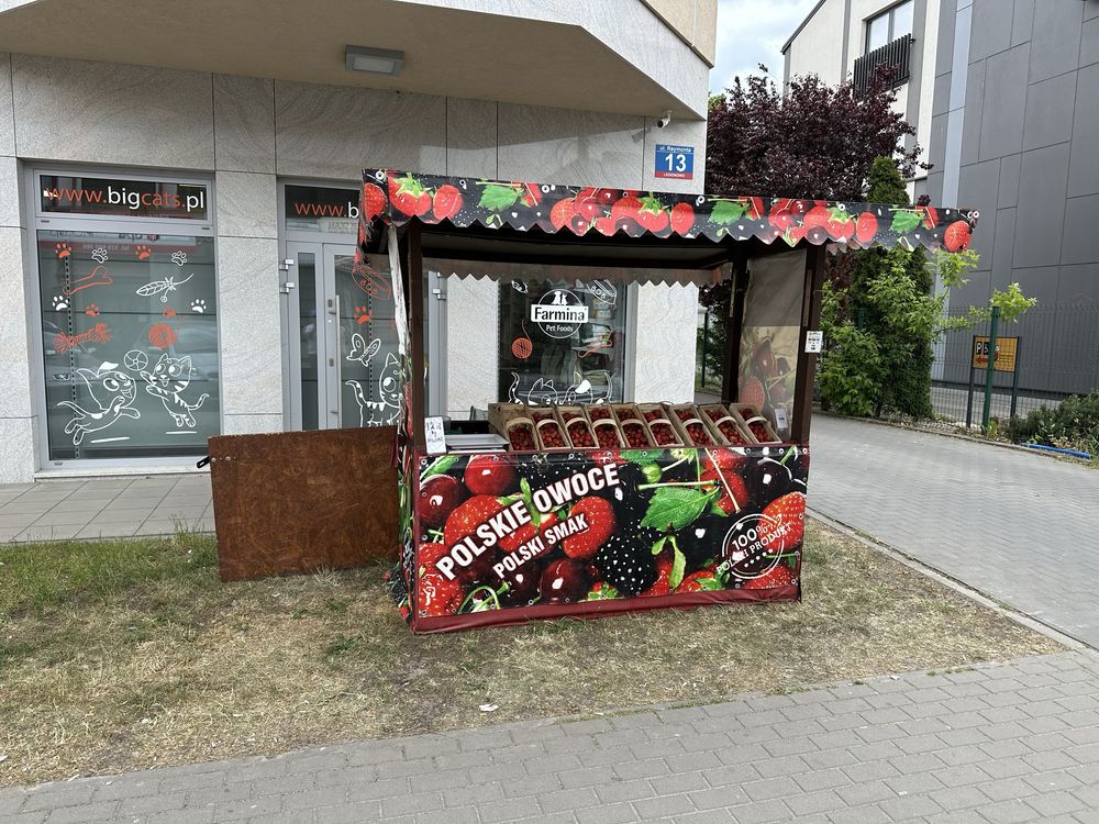 Stoisko handlowe do sprzedazy owoców miękkich