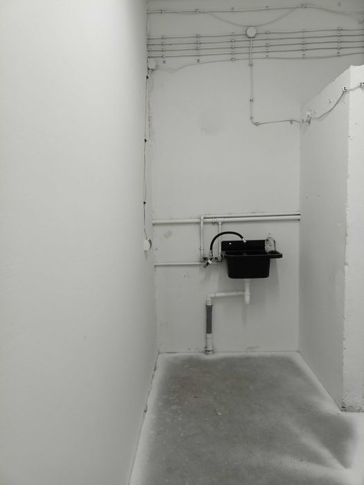 Hala-Magazyn i część działki