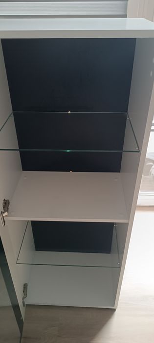 Biała witryna ze szkłem