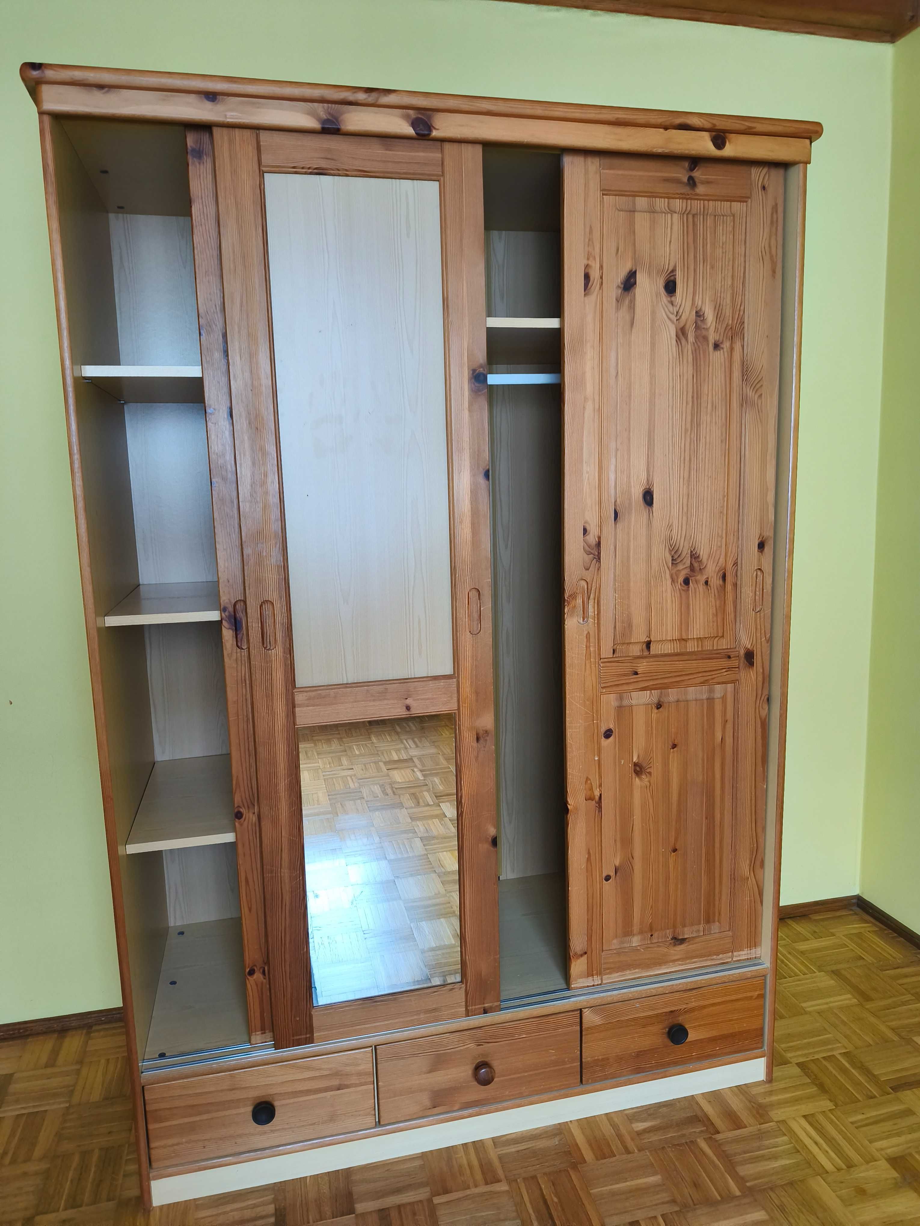 Solidna szafa sosnowa.