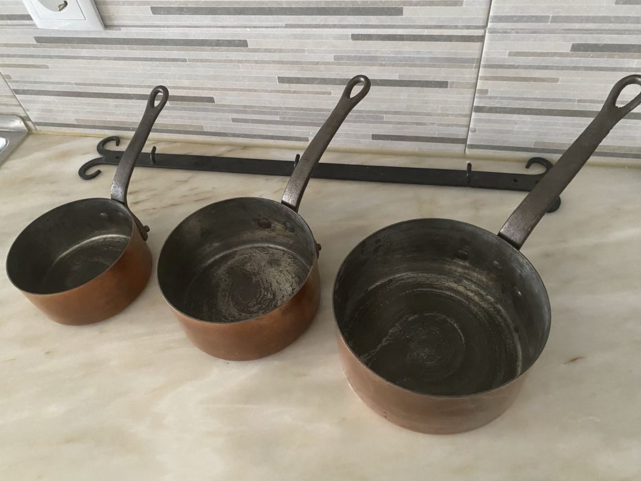 Conjunto caçarolas cobre martelado com barra fixação