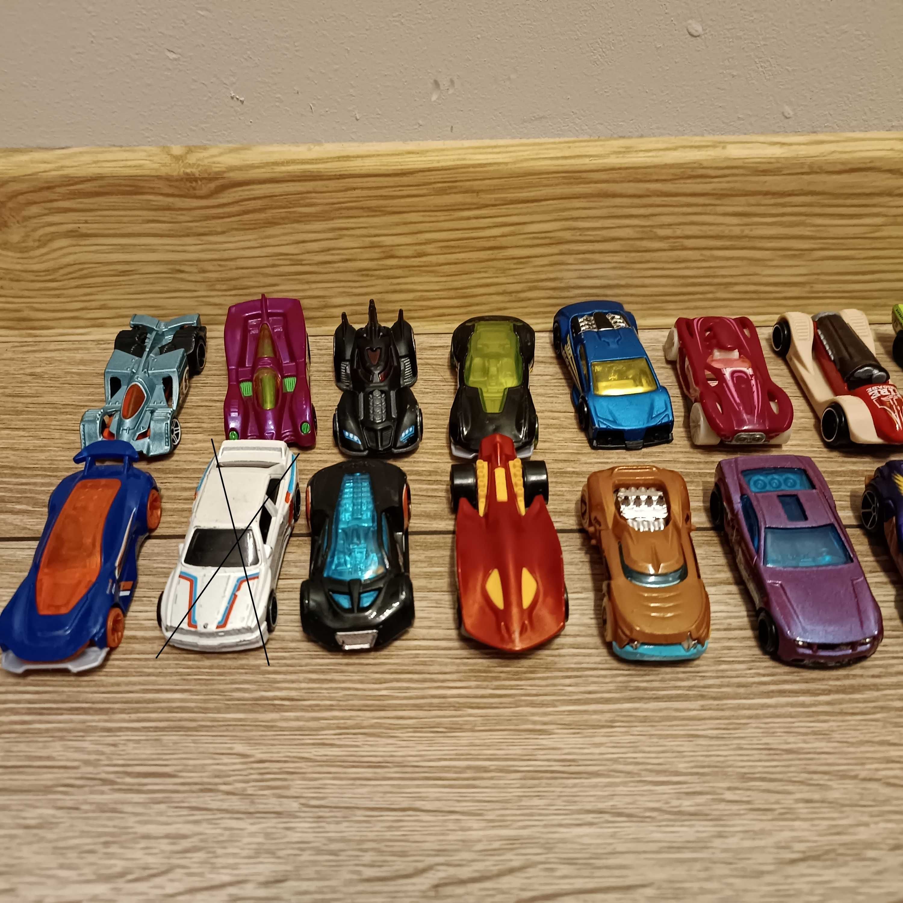 Hot wheels samochodziki 23 szt. + skrzynia