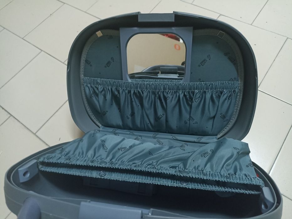 Nécessaire cinzento com código