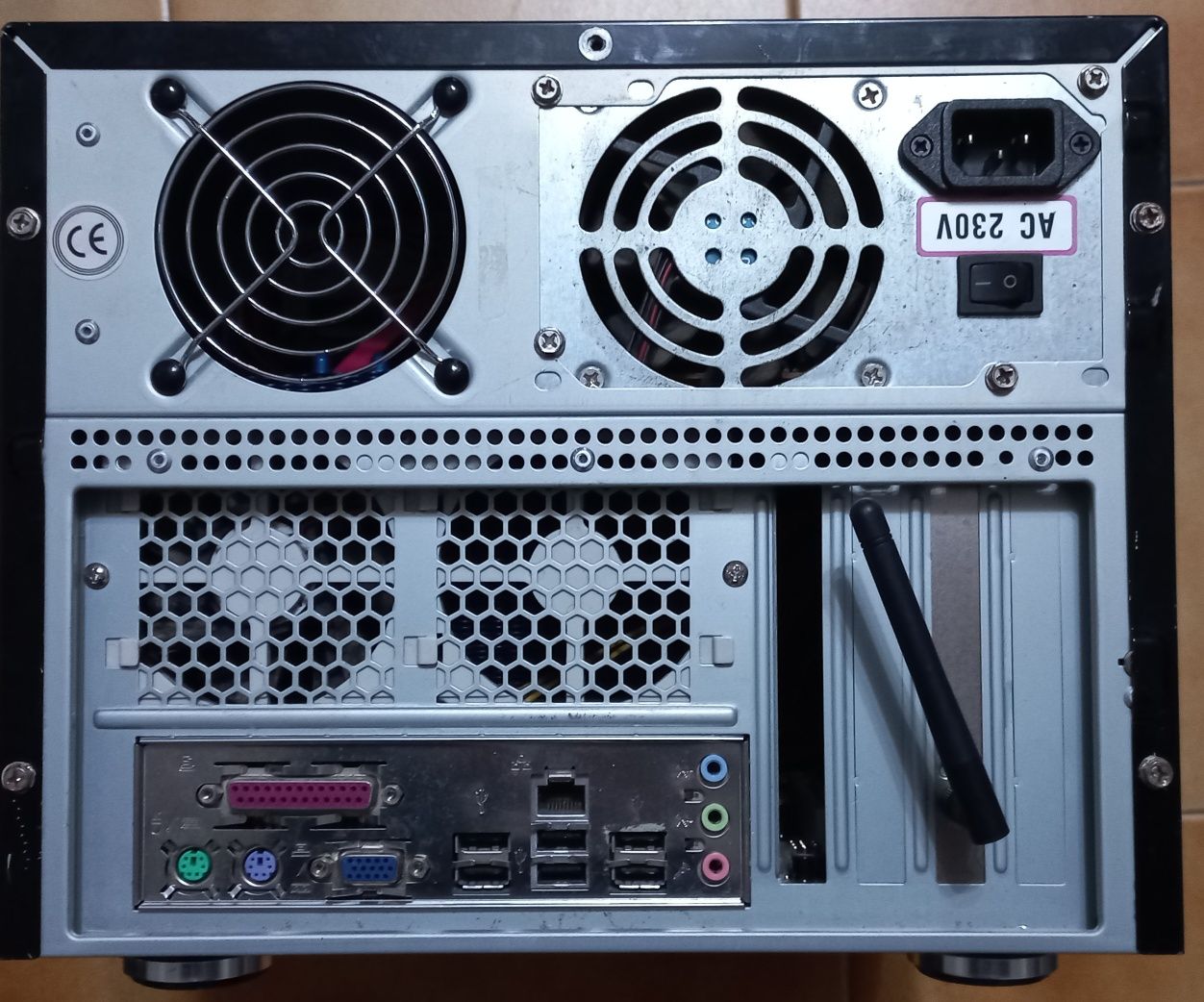 Computador em caixa quadrada