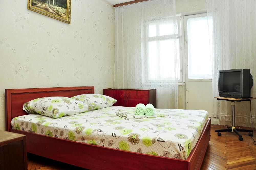 Двокімнатна квартира, подобова та погодинна .  Низький поверх, газ