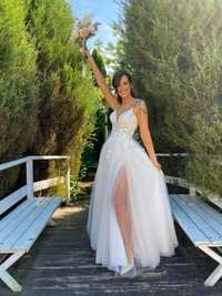 Suknia ślubna ze zdobionym gorsetem