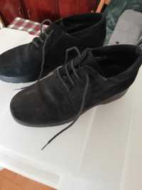 sapatos pretos camurça