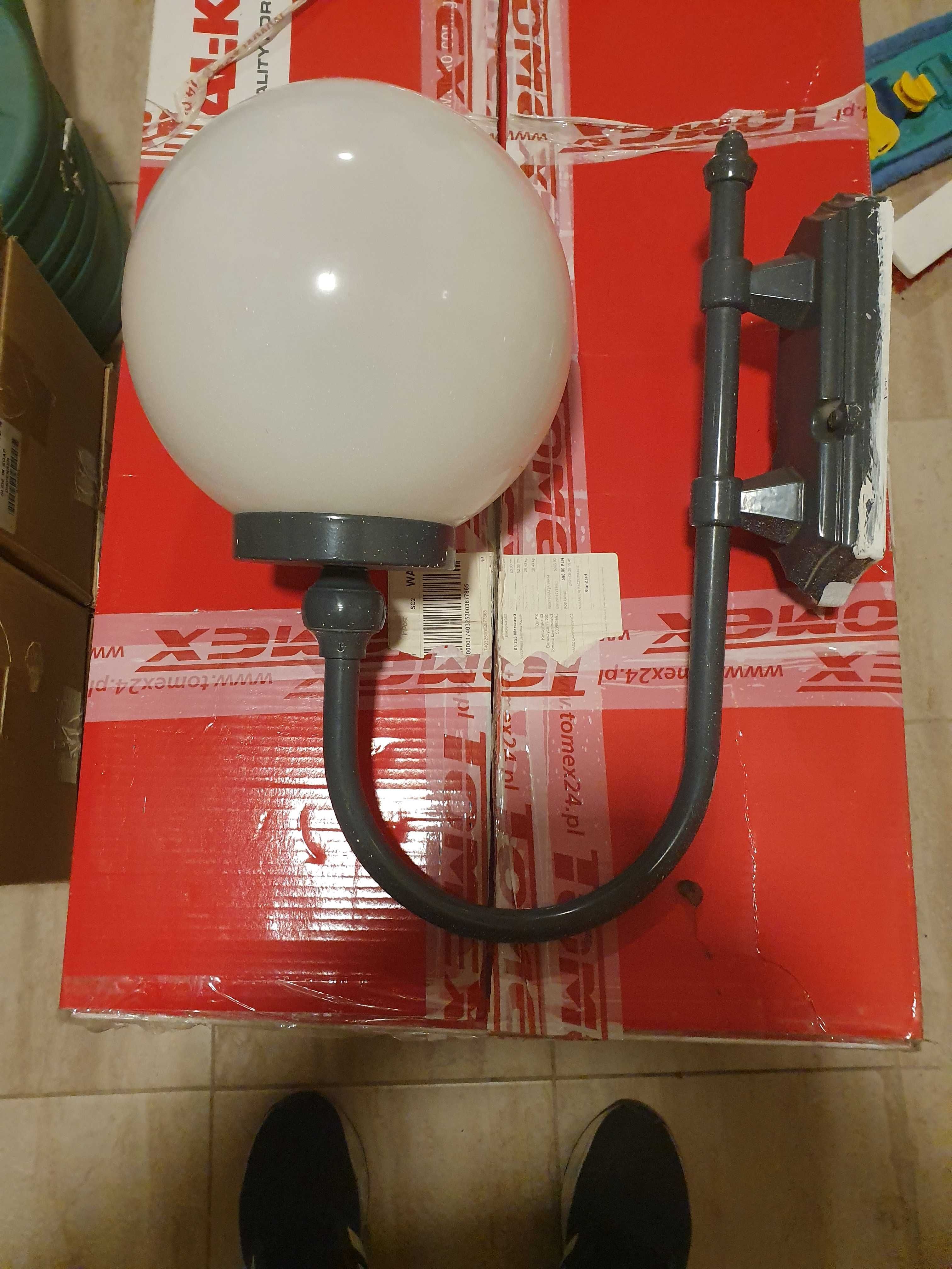 Lampa kinkiet zewnętrzny lub wewnętrzny