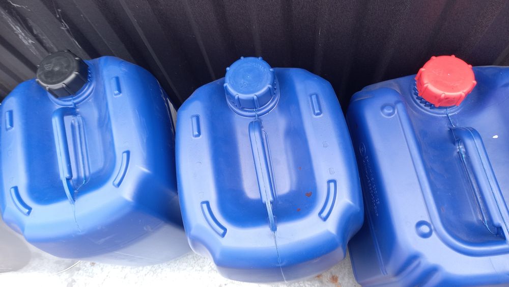 Пластикові каністри