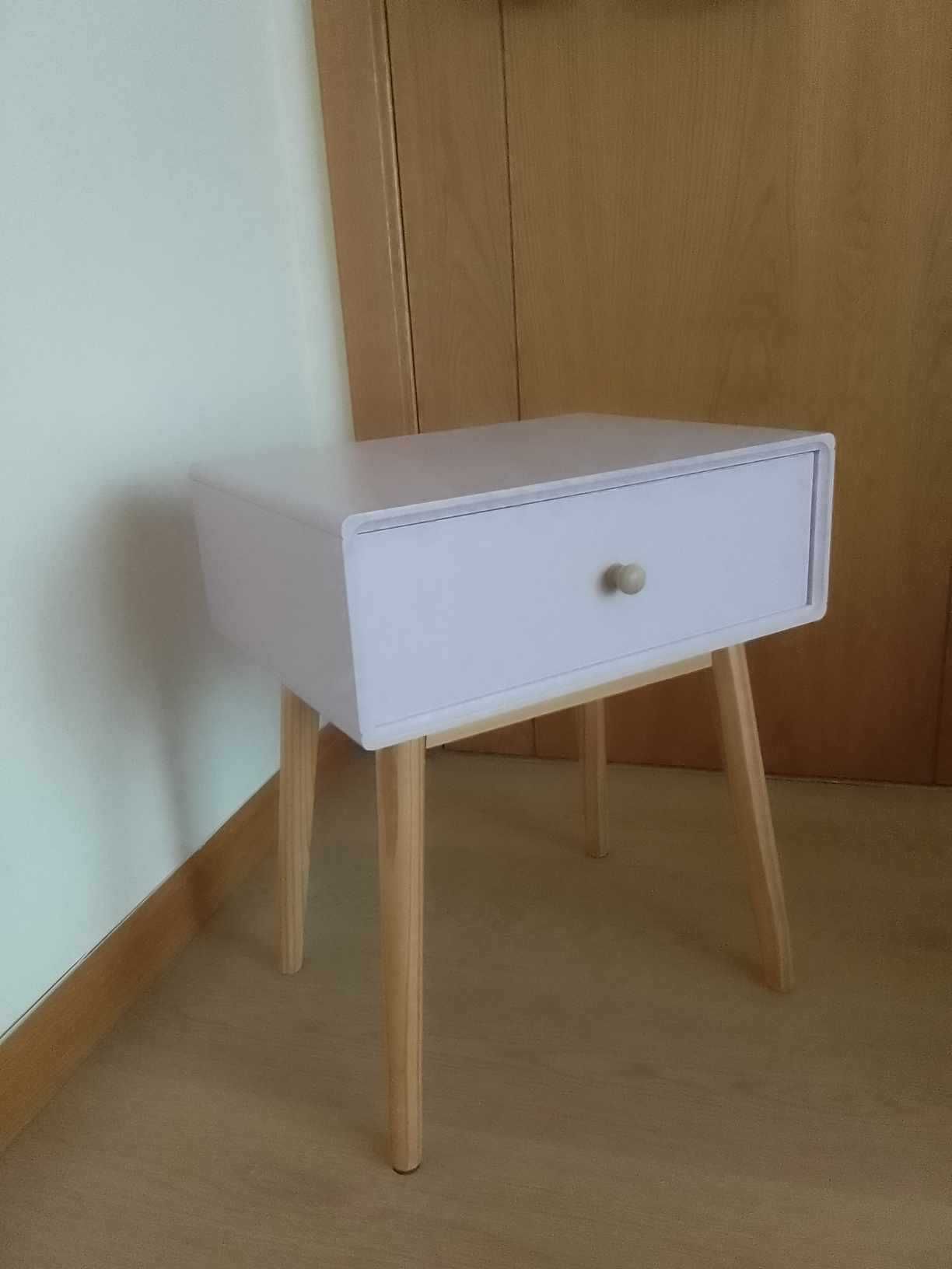 Mesa-de-cabeceira com gaveta (cor de rosa)