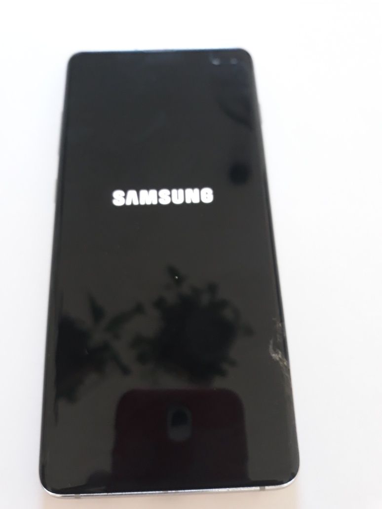 Samsung S10+     uszkodzony