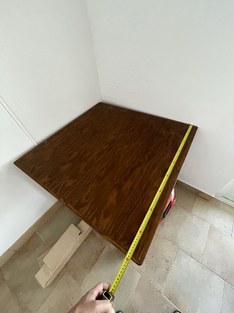 Mesa madeira quadrada em bom estado