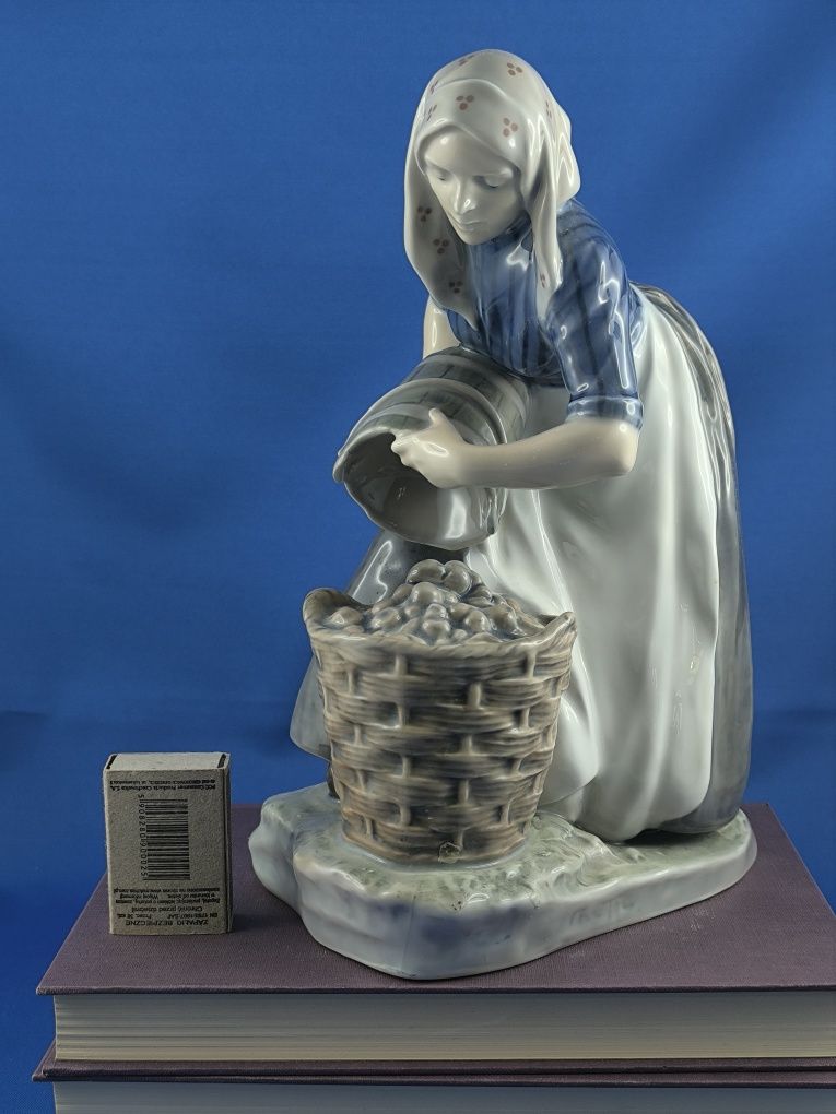 Kobieta z koszem ziemniaków Royal Copenhagen #porcelana #ozdoba