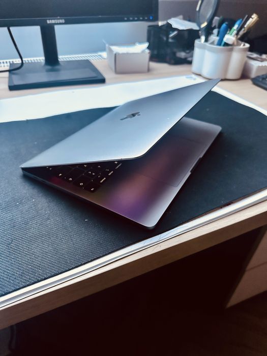 Apple Macbook Pro 2018 i5/8GB/256GB SSD/Touch bar / komplet/Space gray