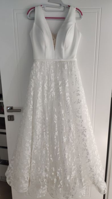 Suknia ślubna satynowa z motywem kwiatowym,  kształt litera A