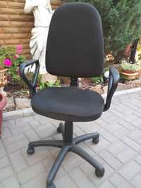 Кресло-стул поворотное офисное .
