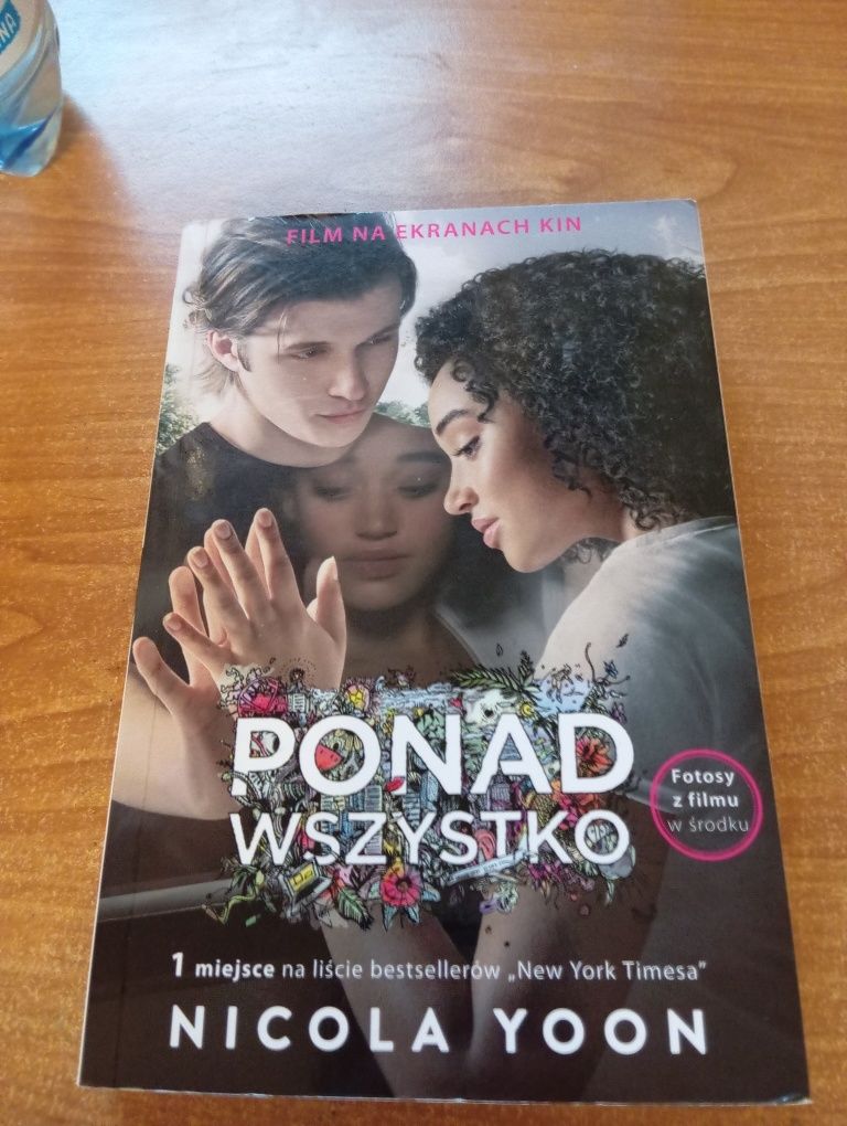 Książka Ponad Wszystko Nicola Yoon - wydanie filmowe ładne