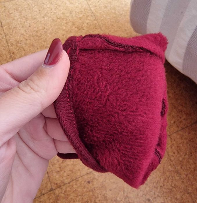 Luvas bordeaux com pelinho por dentro e pompons em cima - nunca usadas