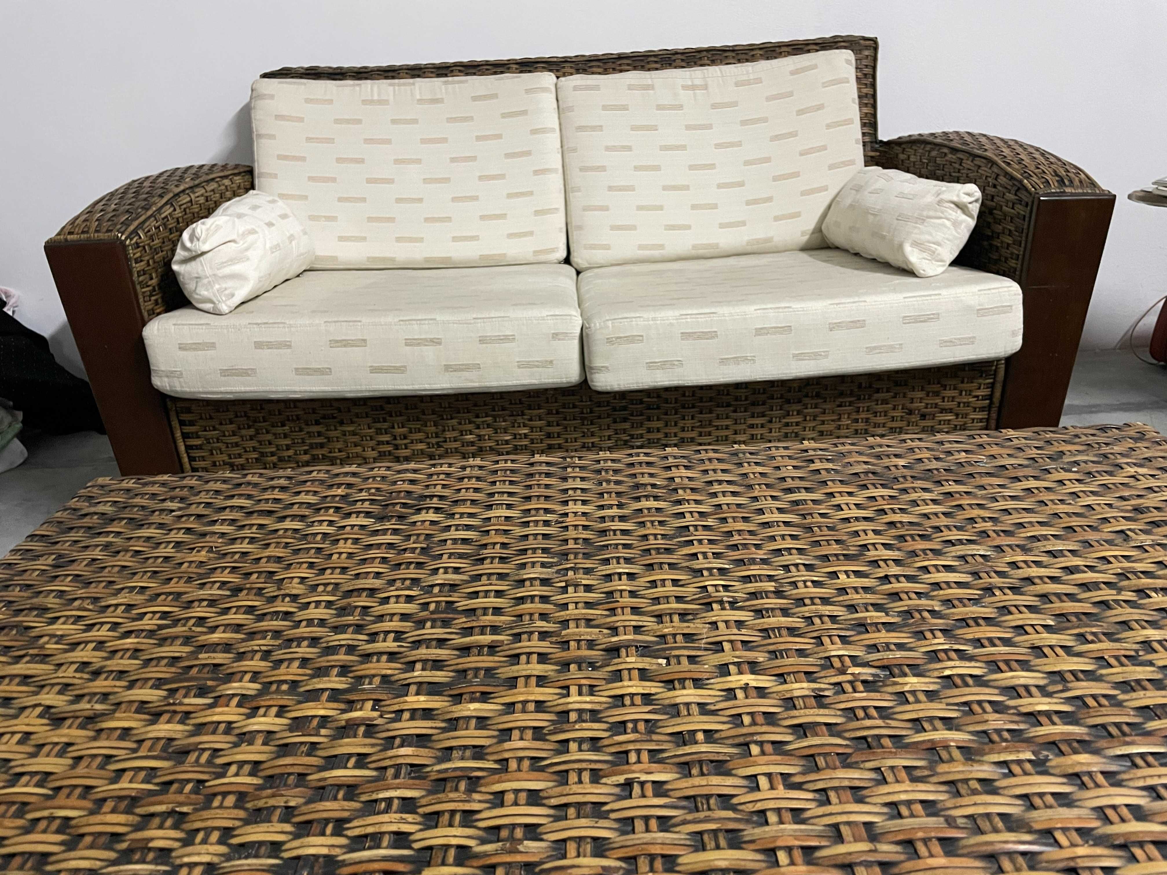 Conjunto de sofá duplo, dois individuais e mesa (1x1m)