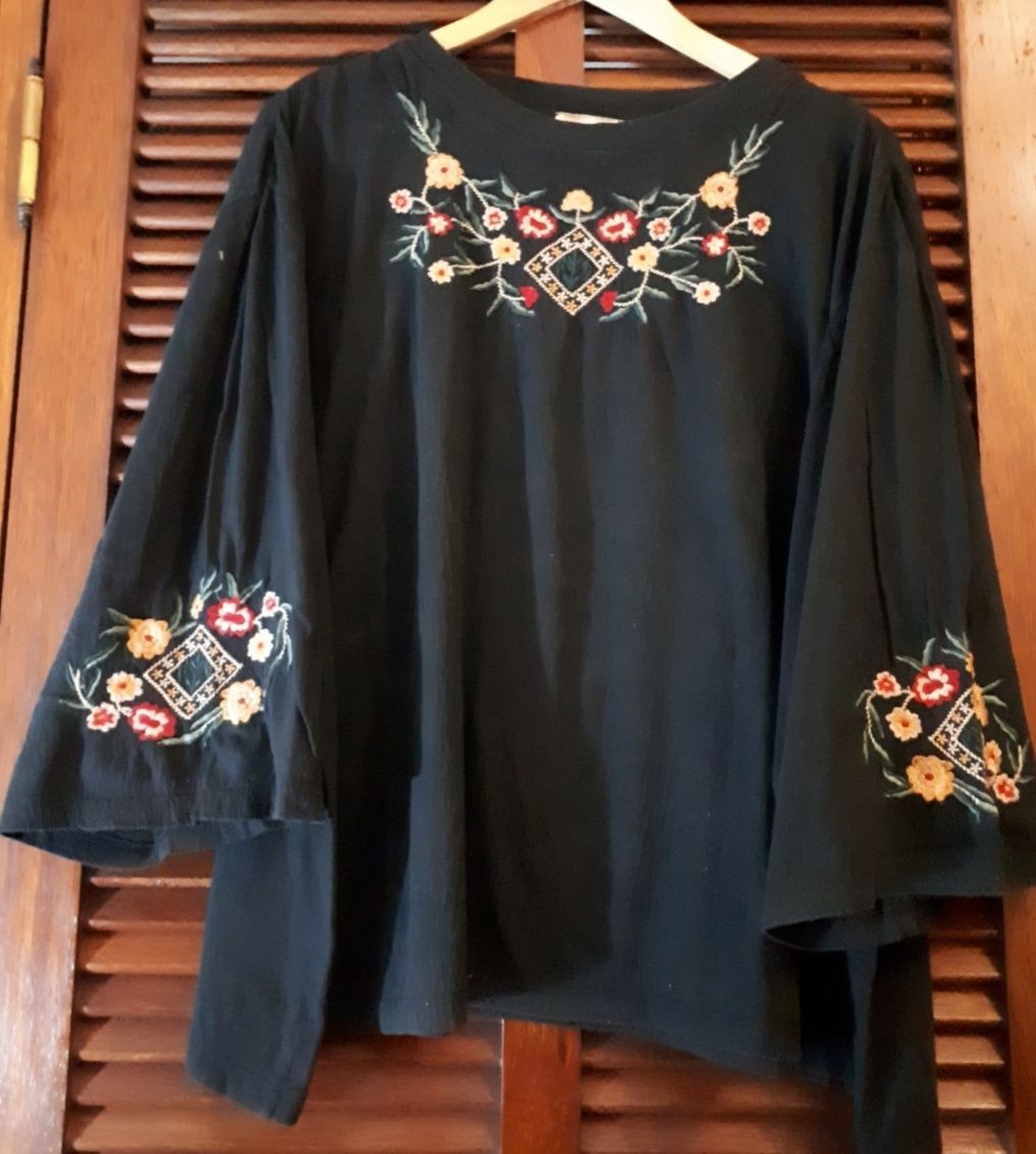 Blusa preta com pormenores bordados - Pull&Bear - NOVA
