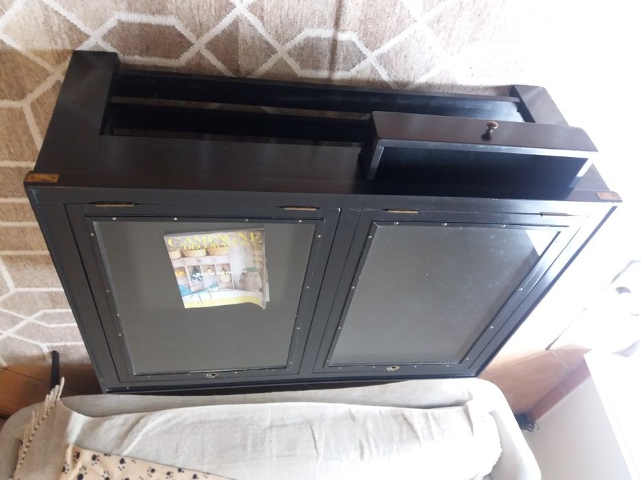 Vendo mesa oriental em muito bom estado ,robusta em madeira maciça