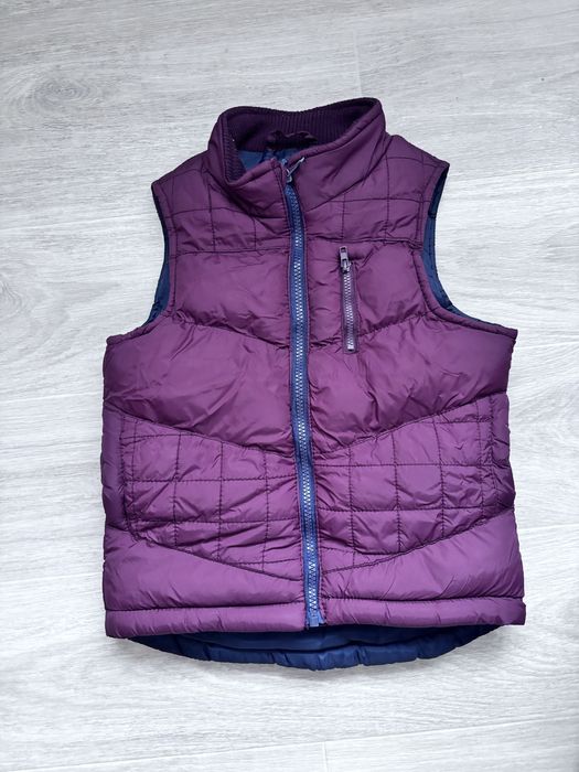 Жилетка тепла вишневого кольору 4-5 років