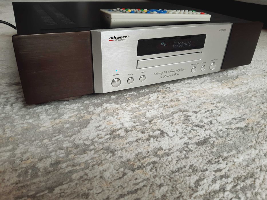 Гібридний CD програвач  Advance Acoustic MCD-203 , XLR , лампи