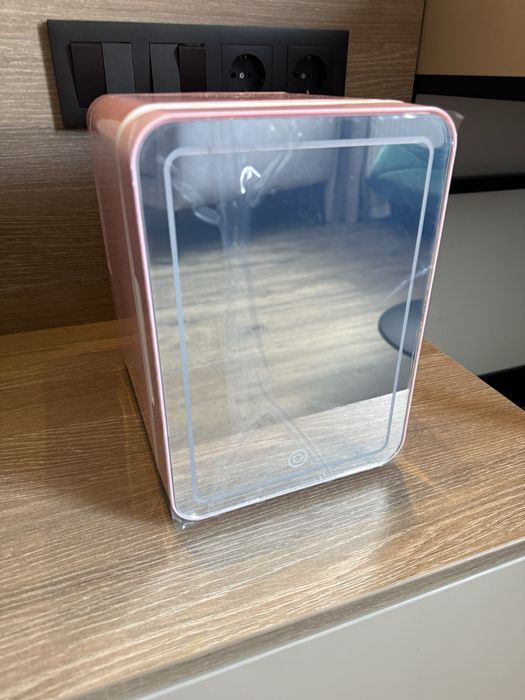 Холодильник для косметики від Sinsay (на сайті розпродан вже) новий!