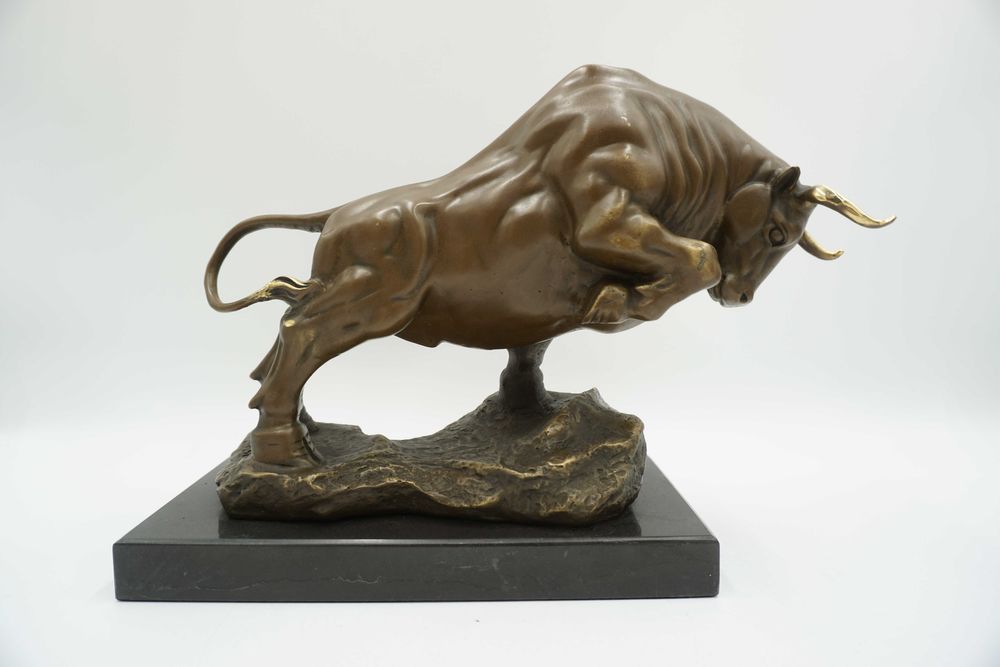 FIGURA z brązu byk siła giełda hossa złote rogi
