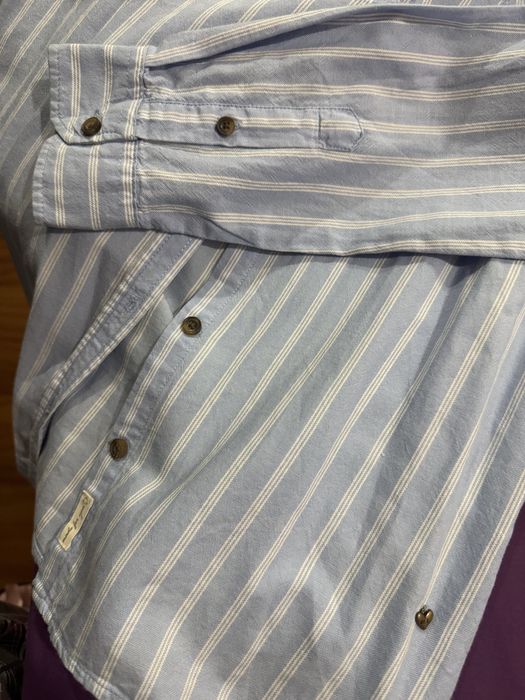 Camisa azul as riscas