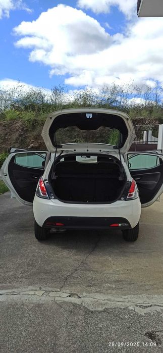 Carro Lancia Ypsilon bége