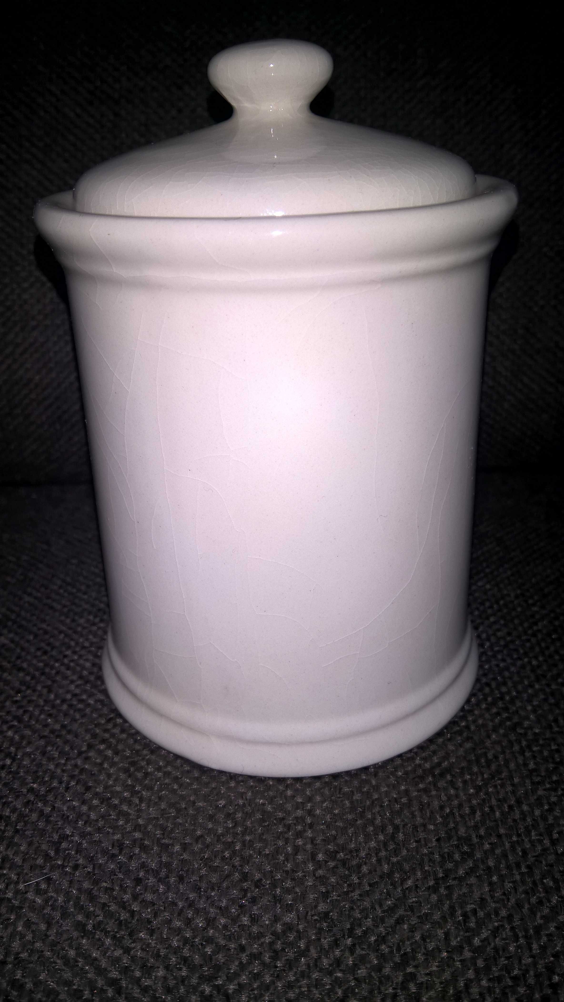 stary pojemnik z motywem konwalii (ceramika)