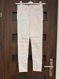 Białe spodnie jeansy