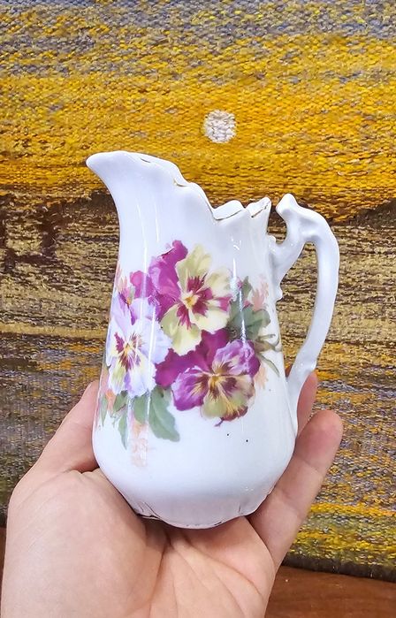 Stary, przedwojenny, porcelanowy mlecznik