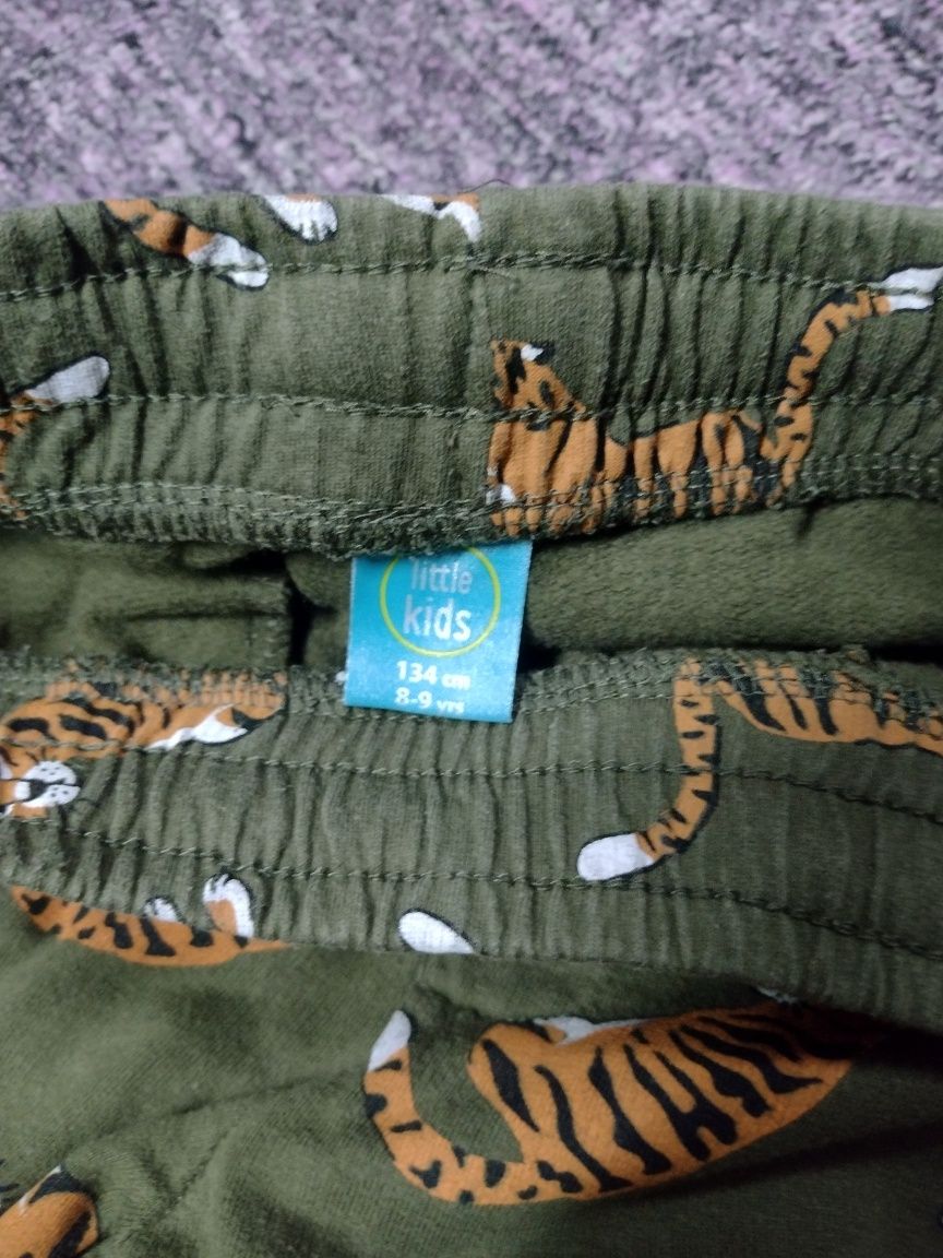 Spodnie dresowe w tygrysy r.134