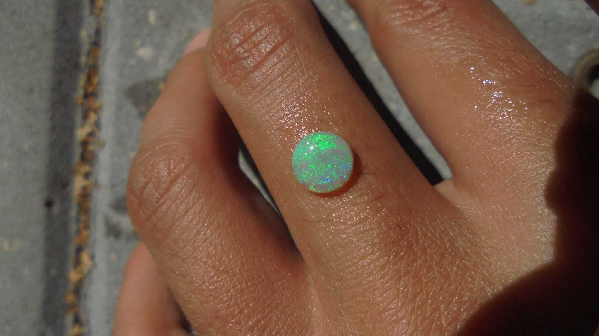 okrągły zielony nat. opal australijski