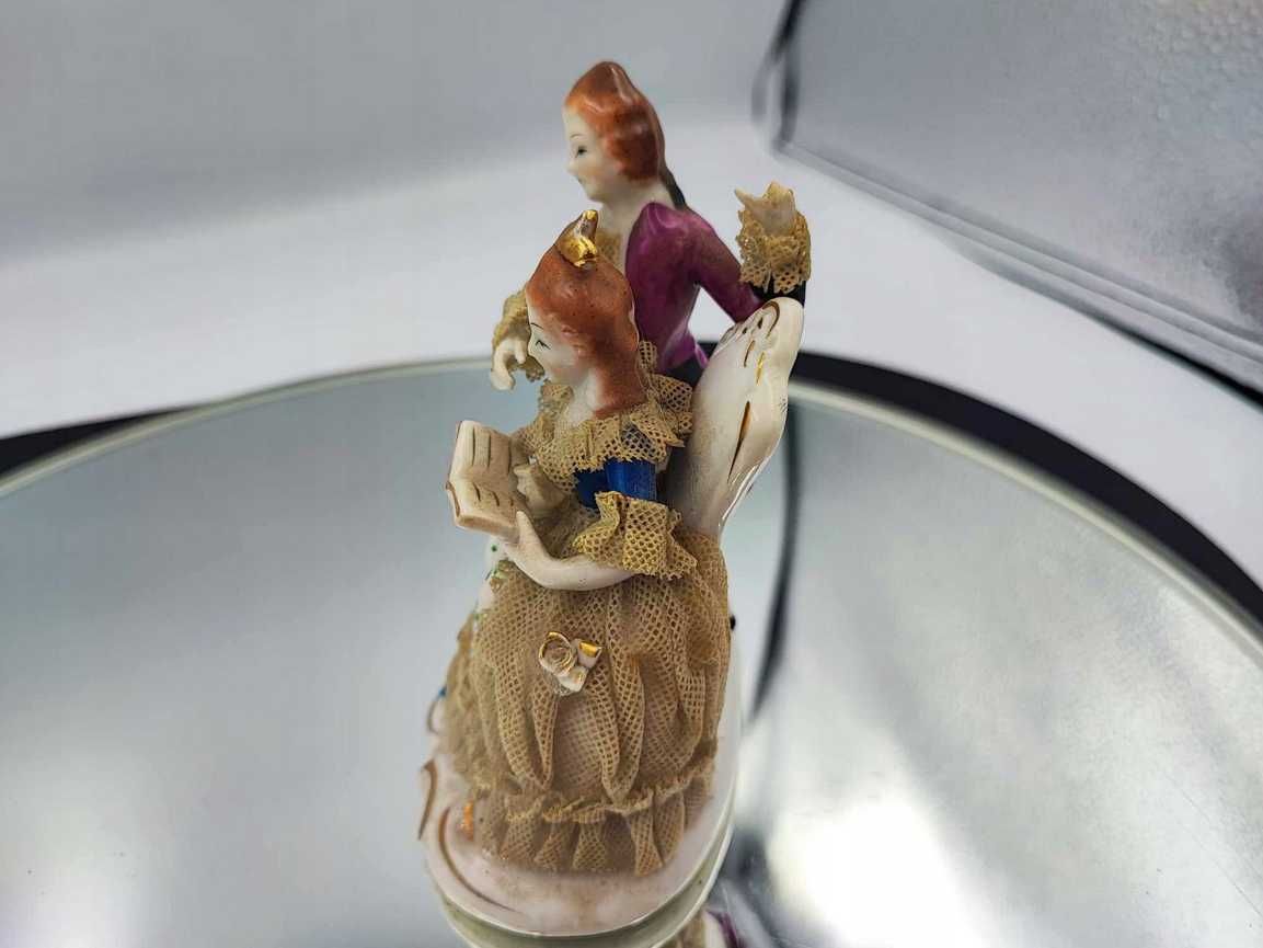 Przedwojenna figurka porcelanowa dama,dworzanin